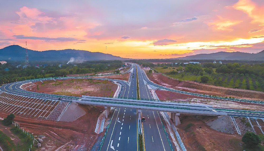 中柬“一带一路”重点项目——金港高速公路